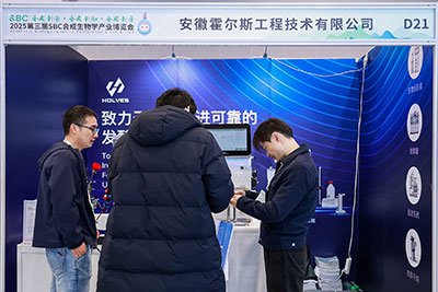 hth.com团队与客户交流